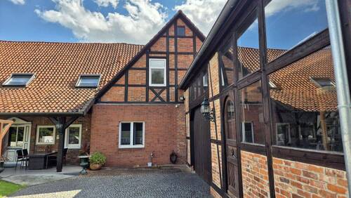 Zufahrt mit Scheune - 4 Zimmer Einfamilienhaus zum Kaufen in Uetze