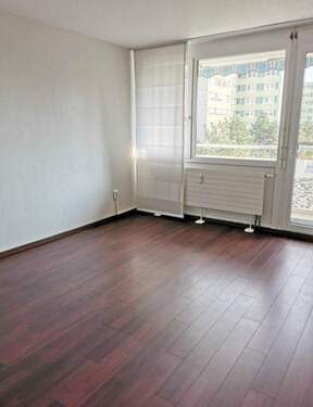 Wohnzimmer Blick zum Balkon - 