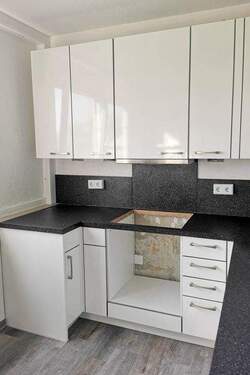 Küchenzeile mit Platz für Backofen und Ceranfeld - 