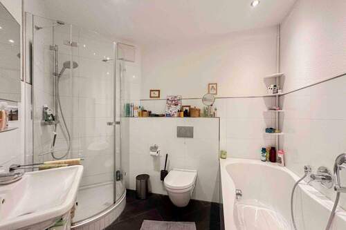 Badezimmer mit Dusche & Wanne - 