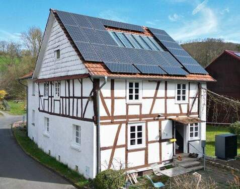 Außenansicht - Charakterstarkes Fachwerkhaus mit massivem Anbau das Wohnen mit zukunftssicherer Technik vereint, mit Scheune u. kinderfreundlichem Garten