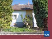 Bild 1 - Wohlfühl-Wohnen auf gr. Grundstück! Solides, sanierungsbedürftiges Haus. 2 Garagen. Provisionsfrei!