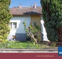 Wohlfühl-Wohnen auf gr. Grundstück! Solides, sanierungsbedürftiges Haus. 2 Garagen. Provisionsfrei! - Usingen Eschbach