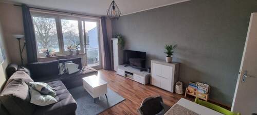 Wohnzimmer - GEMÜTLICHE 3-ZIMMER-WOHNUNG mit BALKON in LANGENFELD