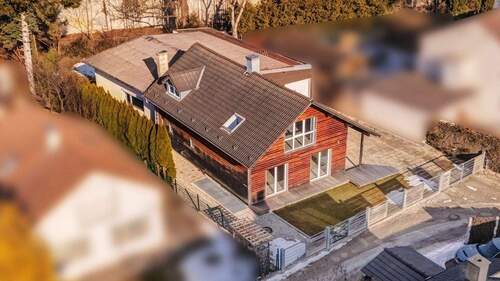 Hausansicht mit Nachbarschaft - Ein Zuhause, das mitwächst - Raum für Familie, Leben und Zukunft