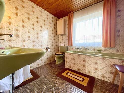 Tageslichtbadezimmer mit Wanne - 