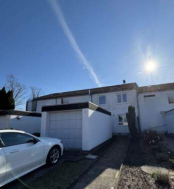 Ansicht von Zufahrtsstraße (Fenster der Nachbarschaft wurden retuschiert) - Reihenmittelhaus mit 103,00 m&sup2; in Rotenburg zum Kaufen