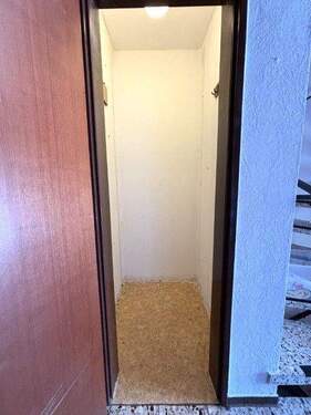 kleiner Abstellraum im EG (vom Flur abgehend) - 