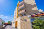 Seite Eingang mit Zufahrt - 