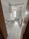 Badezimmer mit Badewanne - 4 Zimmer Etagenwohnung zur Miete in Naumburg