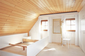 Schlafzimmer mit weißen Einbauschränken - 