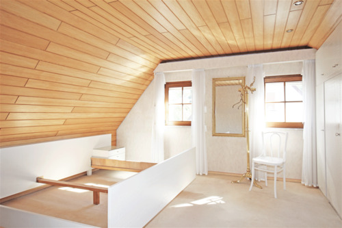 Schlafzimmer mit weißen Einbauschränken - 