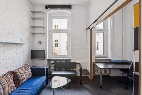 Blick Richtung Süden und den begrünten Innenhof - Weiß geschlämmte Backsteinwand für einen coolen Industrie-Look - 