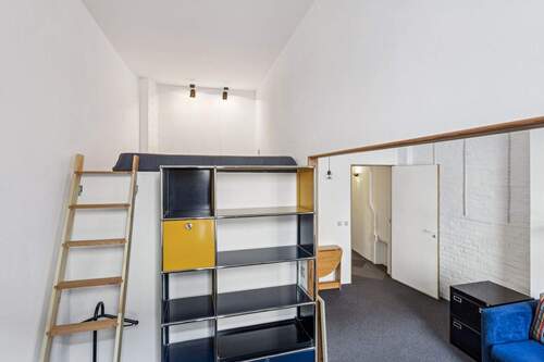 Gemütliche Schlafempore, die den Schlafbereich clever vom Wohnen trennt - 