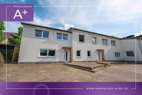 Hausansicht - Erdgeschosswohnung mit Carport und Terrasse!