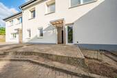 Terrasse und Eingang - 