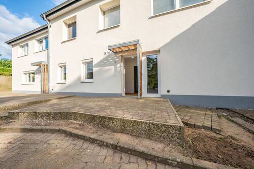 Terrasse und Eingang - 