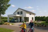 Kinder auf Fahrrädern vor Haus - Bien-Zenker: Ihr individuell geplantes Traumhaus in Lübeck - Travemünde erwartet Sie!