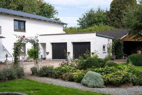 Vorgarten und Doppelgarage - 