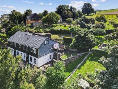 Drohnenansicht Haus d - ++Krumhermsdorf, Neustadt: Einmaliges Familiendomizil mit Ferienwohnungen, Traumgarten & Garage!++