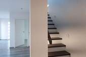 Flur und Treppenaufgang - 