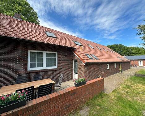 Haus mit Terrasse mit Blick zum Nebengebäude (ca. 200 m²) - 