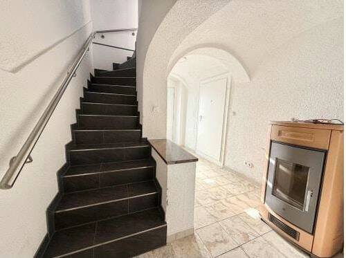 Eingang.jpg - Großes saniertes Reihenmittelhaus mit 182 m² Wohnfläche 7 Zimmer und Einliegerwohnung, Innenhof, Garage, Stellplatz und PV in Floss zu vermieten