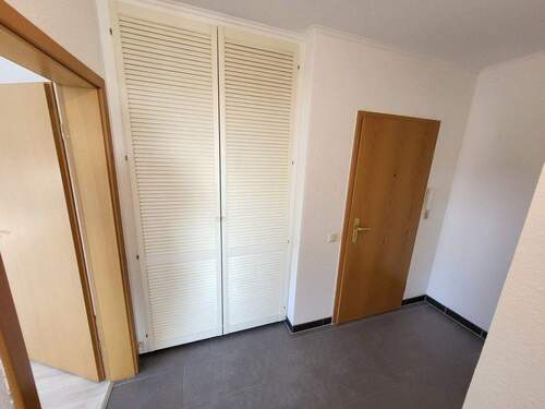 Flur mit Einbauschrank - Etagenwohnung mit 60,30 m² in Lübeck zur Miete