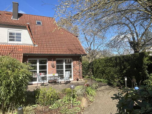 Weg zum Haus - Gepflegte Doppelhaushälfte 4 Zimmer in Hamburg-Wilhelmsburg