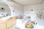 Badezimmer mit Badewanne - 