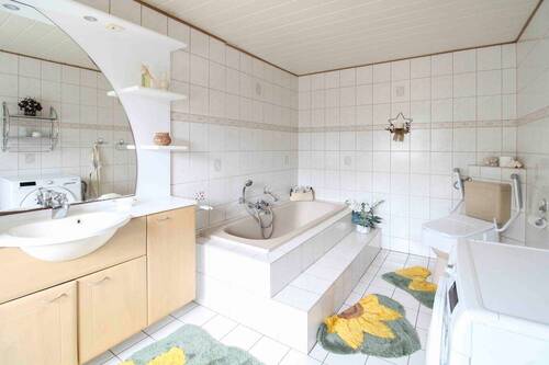 Badezimmer mit Badewanne - 