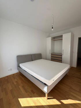 Schlafzimmer u. Kleiderschrank - 