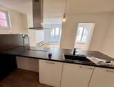 Küche mit Blick zu den Zimmern - EG: 2 Zimmer möbliert mit Einbauküche sanierter Altbau Altstadt Brunnenstr.