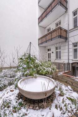 Blick in die Straße
Innenhof und dahinterliegende Terrasse 2 - 