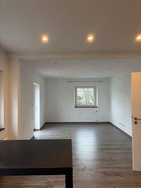 Küche-Wohnzimmer.jpeg - Renovierte Wohnung mit Küche und Garage in Floss zu vermieten