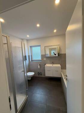 Bad mit Wanne und Dusche.jpeg - 2 Zimmer Terrassenwohnung zur Miete in Floß