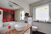 Kreativ gestaltetes Badezimmer mit freistehender Wanne - 