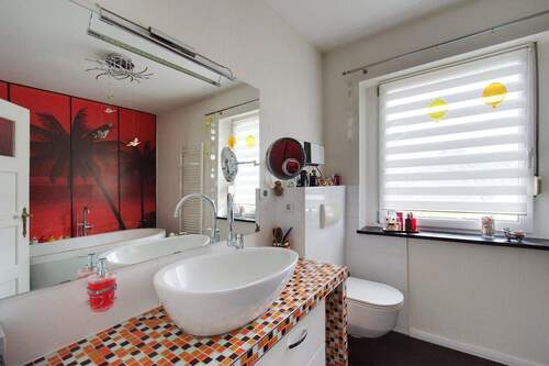 Kreativ gestaltetes Badezimmer mit freistehender Wanne - 