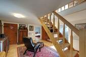 Wohnlich ausgestattetes Untergeschoss mit offener Holztreppe - 