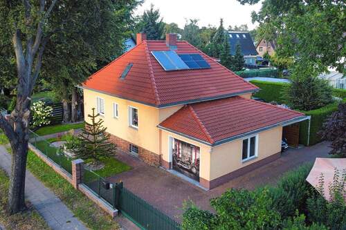 Straßenseite mit Garage, zusätzlichem Carport und PKW-Stellplatz - 4 Jahre Vorfreude garantiert - 227 m² kernsanierte Lebensqualität mit Charakter und Pool