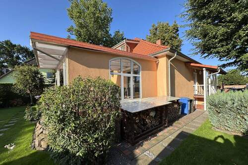 Hauseingangsseite mit Kellerzugang - Einfamilienhaus mit 101,00 m&sup2; in Berlin zum Kaufen