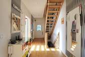 Diele und Treppe zum Dachgeschoss und dem Kellergeschoss - 