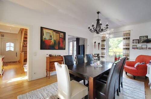 Wohn-/Essbereich mit bodentiefen Fenstern - 