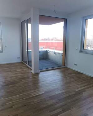 Blick vom Wohnzimmer/Essbereich zum Balkon - Energieeffiziente 3-Zimmer-Neubauwohnung im 2. OG - Sofort bezugsfrei!