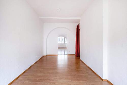 Weitere Ansicht Wohnzimmer mit Blick zum Schlafzimmer - 2 Zimmer Etagenwohnung zum Kaufen in Berlin