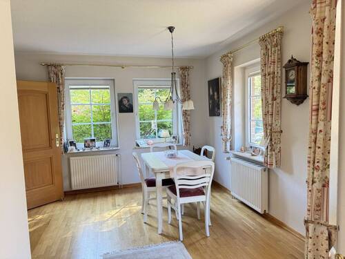 Heller Essbereich im Wohnzimmer - 