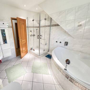 Bad mit Dusche im OG - 