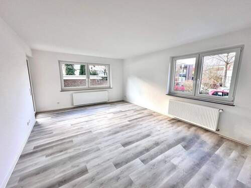 Wohn- und Esszimmer - Modernisierte Hochparterrewohnung mit gelungener Raumaufteilung und Südwest- Loggia in beliebter Wohnlage in Oldenburg- Donnerschwee zentrumsnah