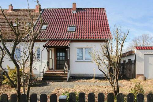 Hausansicht (1) - Zuhause im Grünen - Moderne Doppelhaushälfte mit Wärmepumpe und großzügigem Grundstück im Havelland