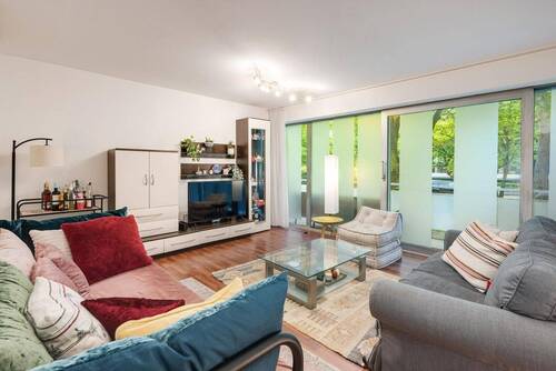 Wohnzimmer - Ruhige 2-Zimmer-Wohnung mit hauseigenem Wellnessbereich in Bogenhausen-Englschalking